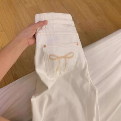 小さい人の蝶結びの刺繍の白いストレートジーンズの女性の夏の新型のハイウエストのゆったりしているのが見えます。