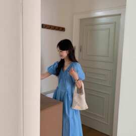 蓝色泡泡袖V领温柔风连衣裙女夏季新款多巴胺收腰显气质长裙子