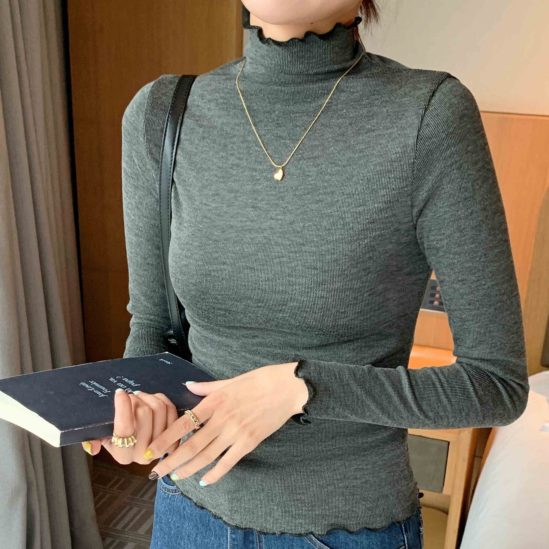 H360は厳選した木の耳元の半高襟の底のシャツの女性の秋冬の中で身を修めるレースのニットの上着を合わせます。