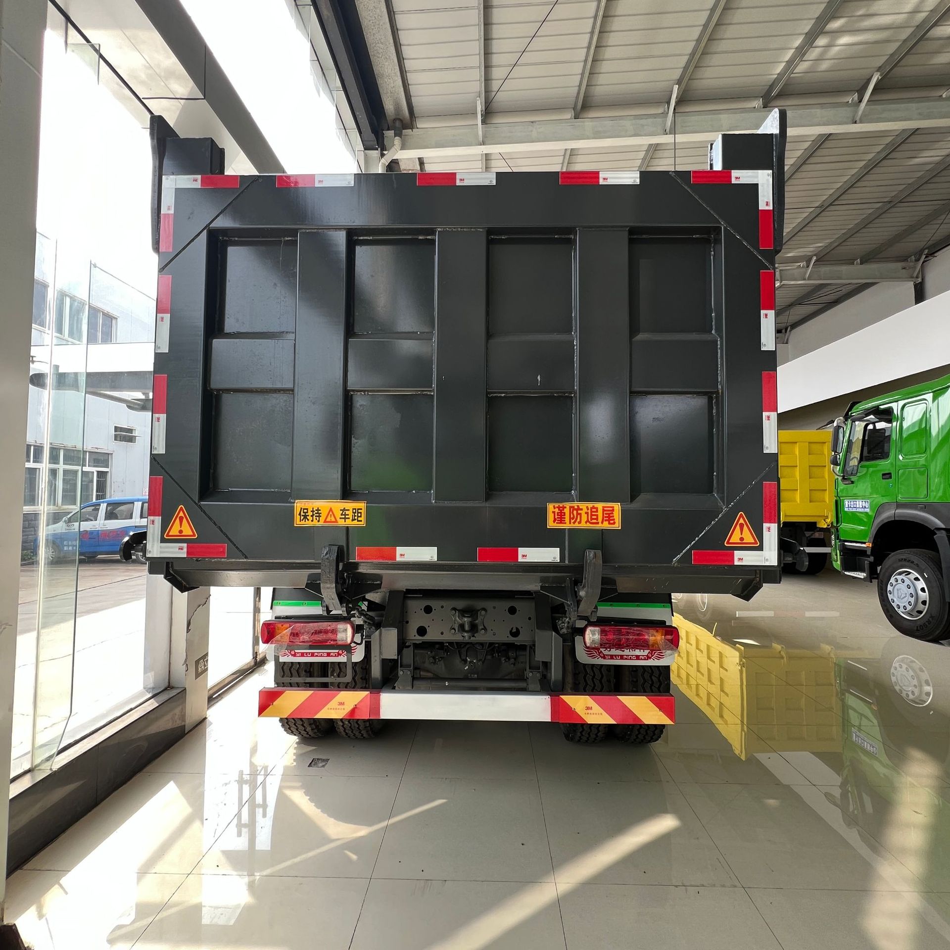Overseas Sales of China Heavy Truck Howo Dump Trucks, Tx Heavy-Duty Trucks, Eight-Wheel Trucks, and 10-Wheel Trucks