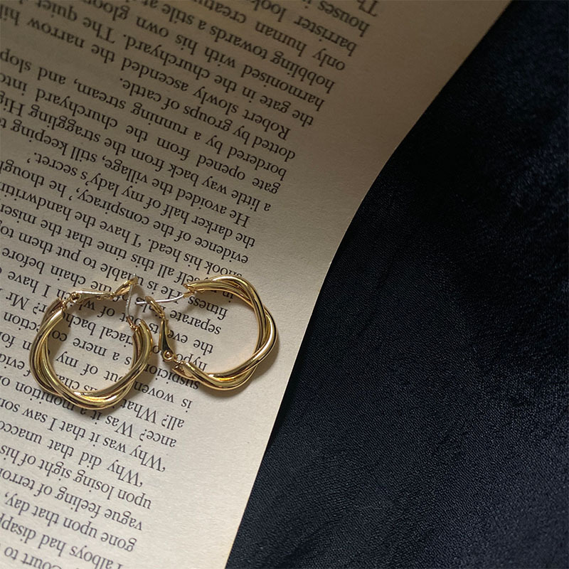 Versione coreana Anello con spirale antizanzara con impasto fritto, clip per orecchie da donna, stile 2023, orecchini di alta qualità_voghion.com