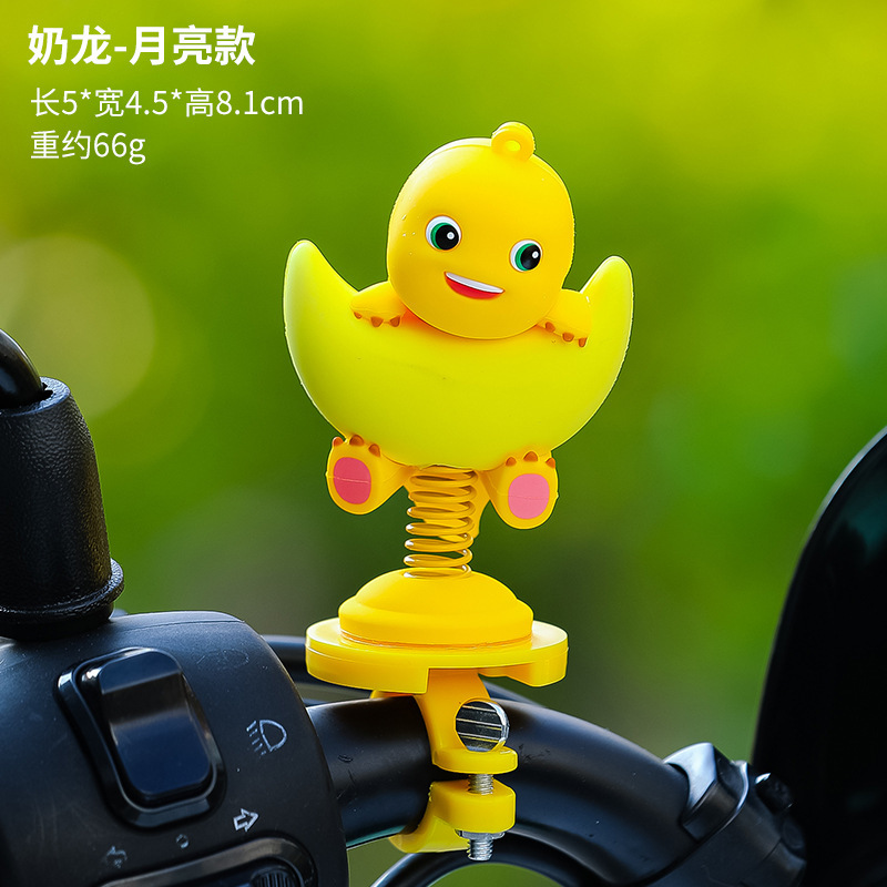 電気自動車の装飾品は自転車に乗ります。|undefined
