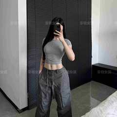 ラテの女の子の肩の丸首のtシャツの女性の半袖の短いタイプの夏の露の臍は身を修める底の中でガードルの上着を掛けて身を修めます。