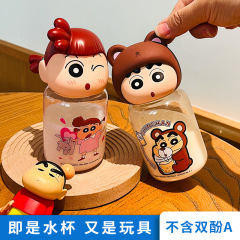 クレヨンしんちゃんのミニプラスチックカップの正規版の新しい学生のコップのネットの赤い高い顔の値は携帯してかわいい子供のコップです。