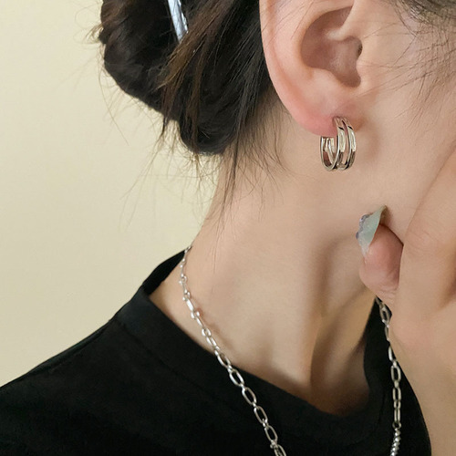 Half-moon C-shaped geometric earrings for women, fashionable, personalized, elegant, S925 silver stud earrings, Instagram-style, niche, popular, hip-hop earrings