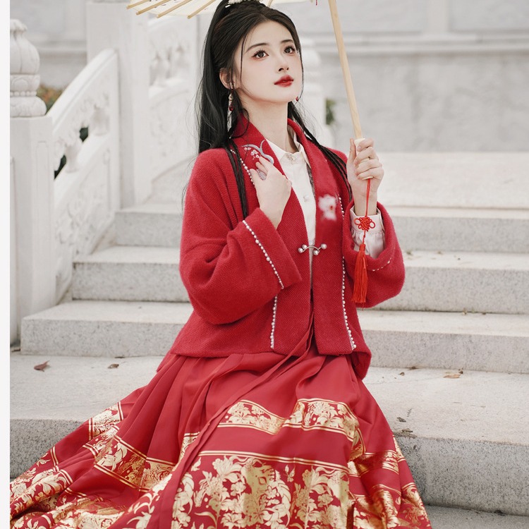 实拍秋冬装汉服汉元素国风对襟红色绣花珠花宽松型配马面裙呢外套