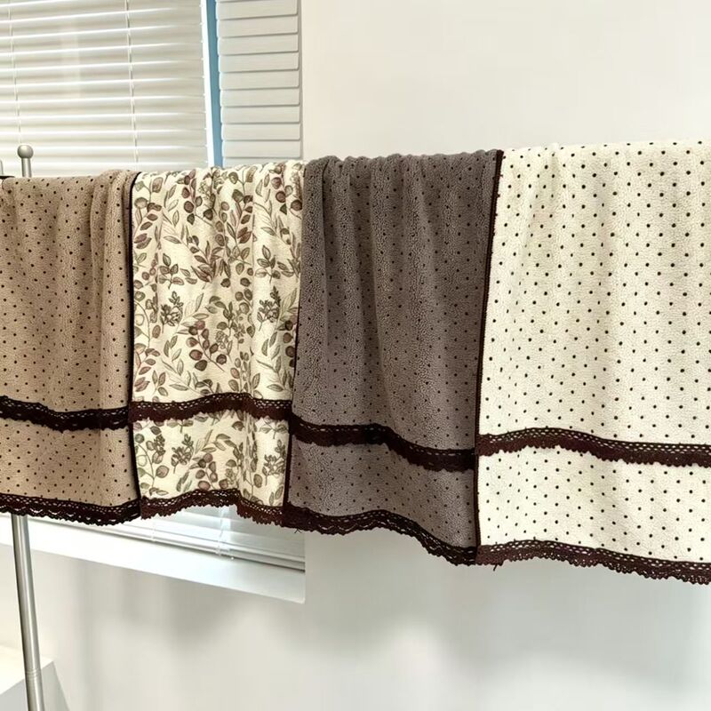 Coral fleece bath towel with lace trim and bow decoration, soft and absorbent, suitable for home use as a face towel or hand towel with lace edges Coral fleece bath towel with lace trim and bow decoration, soft and absorbent, suitable for home use as a face towel or hand towel with lace edges