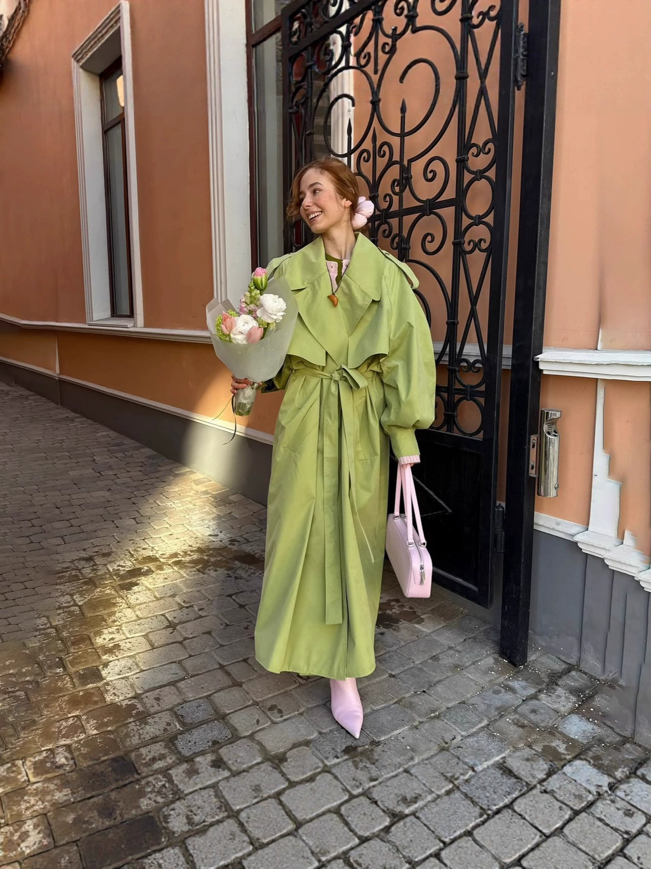 (Граница торговли), модная трендовая футболка-поддержка, осеннее trench coat, широкий палитра цветов, европейский стиль