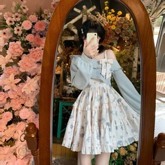 バラの花のサスペンダーのスカートの清新な斜めの肩のスーツの日系のセーターの甘い新型の2つはやせている蓬のワンピースを現します。
