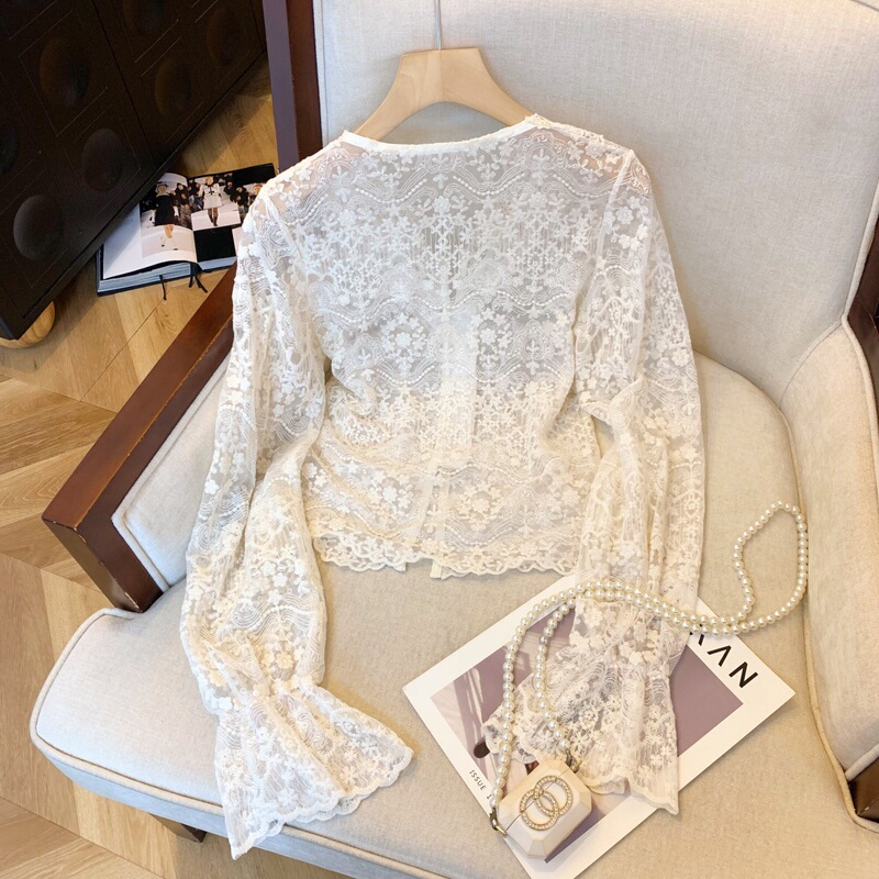 ベージュ刺繍ジャカードvネックレースの底のシャツ2025春の新型は流行の修身ラッパの袖の上着を重ねて着ます。|undefined