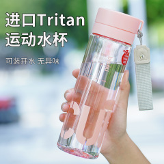 見栄えの良いプラスチックカップ、ティーセパレーター付きの大容量アウトドアスポーツカップ、学校に通う学生向けのポータブルウォーターカップ、高温耐性