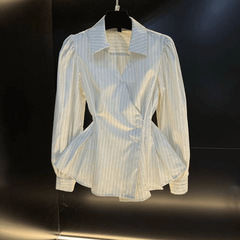 独特な腰を収めてやせて見えるシャツの女性の春の新型のファッションのデザイン感は色のストライプの長袖にぶつかります。