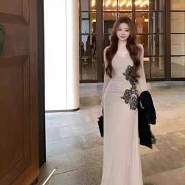 名媛新款设计感蕾丝拼接修身显瘦连衣裙女春秋季V领长袖包臀长裙