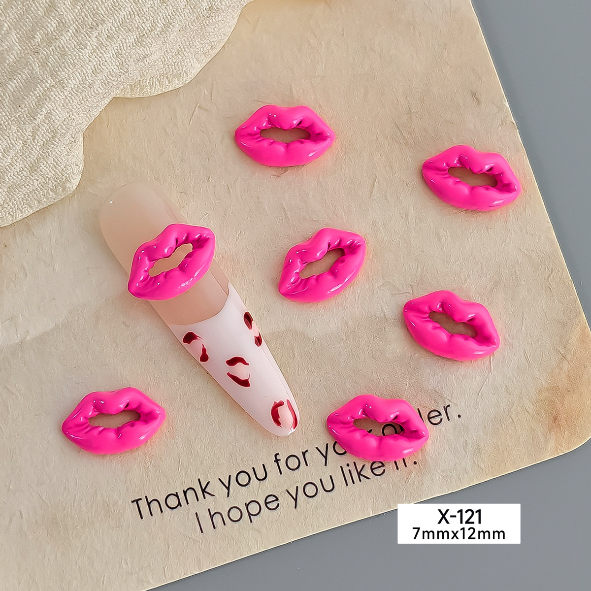 Joyas de uñas lápiz labial grande aleación de labios rojos uñas maquillaje decoración de goteo de aceite al por mayor Navidad material de uñas corte