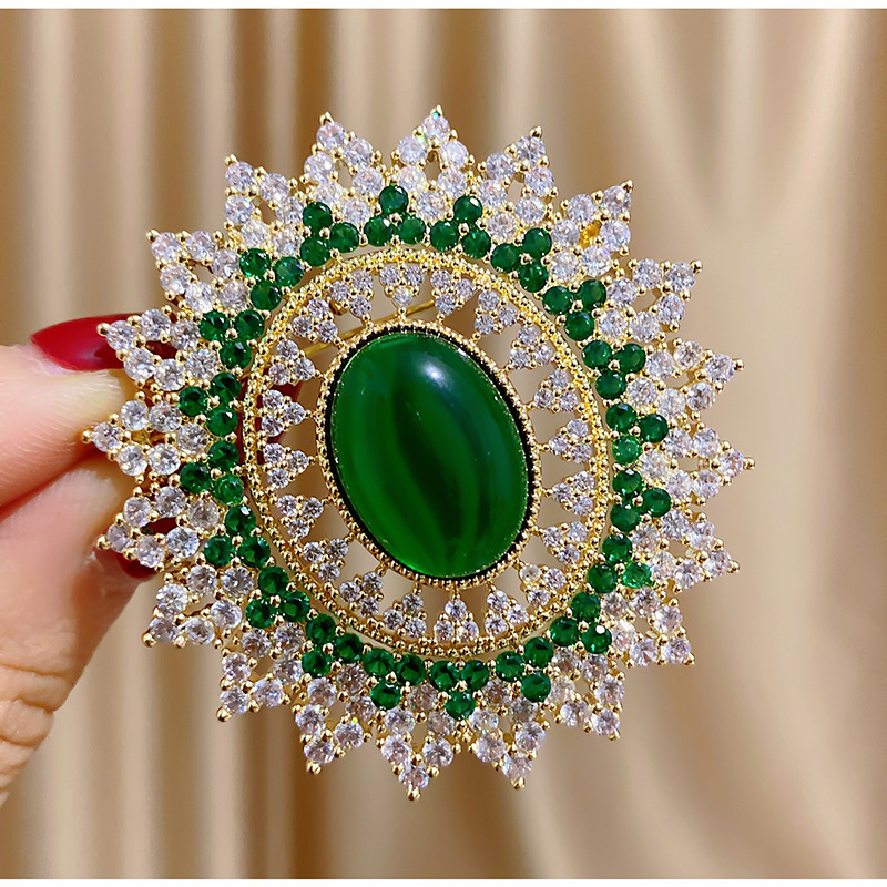 Japanese and Korean new luxury zircon brooch Palace style emerald high-end elegant female pin cheongsam coat accessories batch