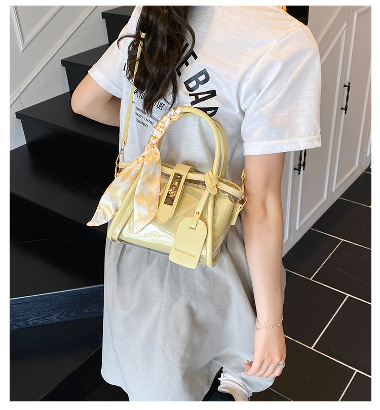 This year's popular women's handbag features a new, stylish and versatile hand-held crossbody bag with a Korean niche design and a bucket bag full figure