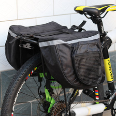 自転車のバックパックはマウンテンバイクに乗ります。