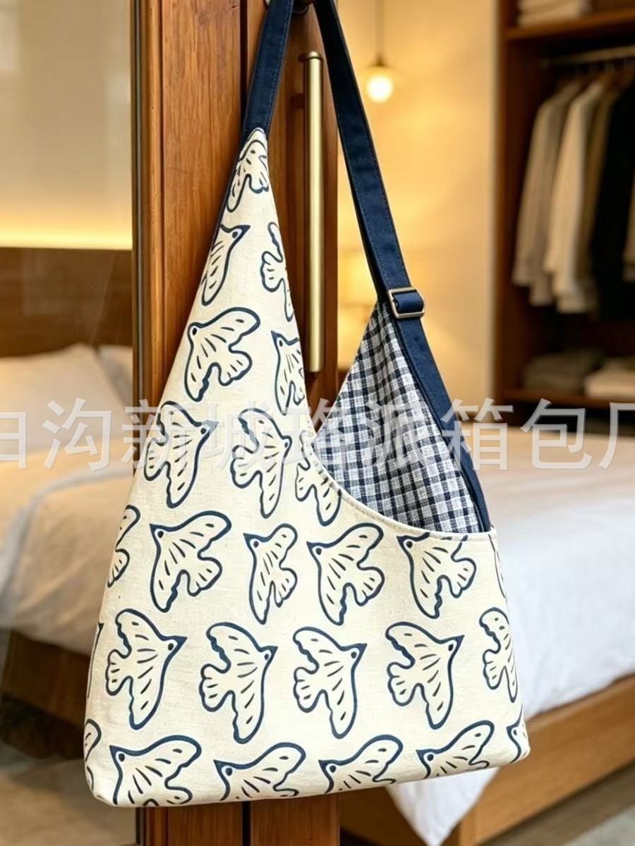Retro capacious one-shoulder bag, Thailand, high-end