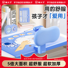 猫太子は字を書いて座っている姿勢を矯正します。近視の是正器を予防します。
