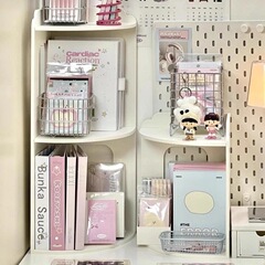 寮の上下にベッドを敷いて棚を置くコーナーの本棚の三角棚のベッドの上の寮のベッドの頭の収納棚の整理棚