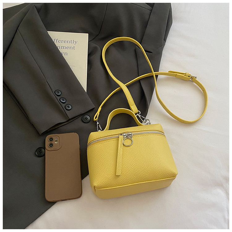 This year's popular simple hand-held small bag for women, the 2025 new women's single-shoulder bag, is elegant and fashionable, a crossbody small bag undefined