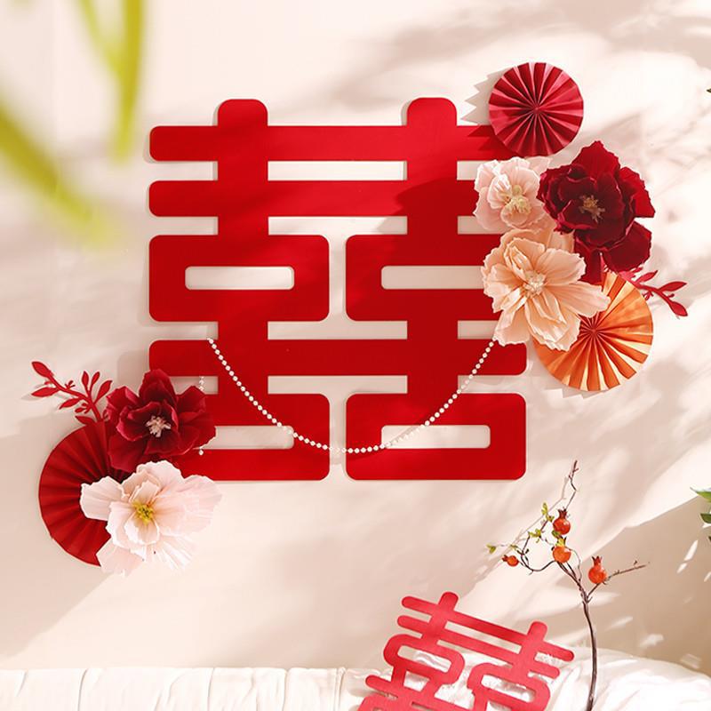 Wedding décor: Bridal and groom's new home decorations, including trendy honeycomb balls, crinkled flowers, and auspicious "xi" character sets for the wedding ceremony.