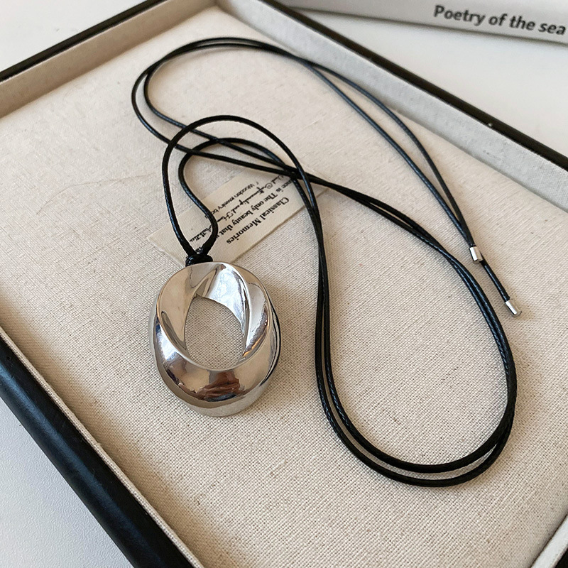 Nuevo estilo transfronterizo viento frío gota colgante correa collar temperamento simple cadena de suéter moda casual joyería de lujo ligero