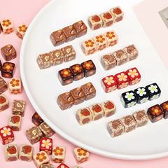 かわいい漫画の花の栗のプリントの斜め穴の四角diyの手作りのビーズの材料のブレスレットのネックレスの携帯電話のチェーンは配合します。
