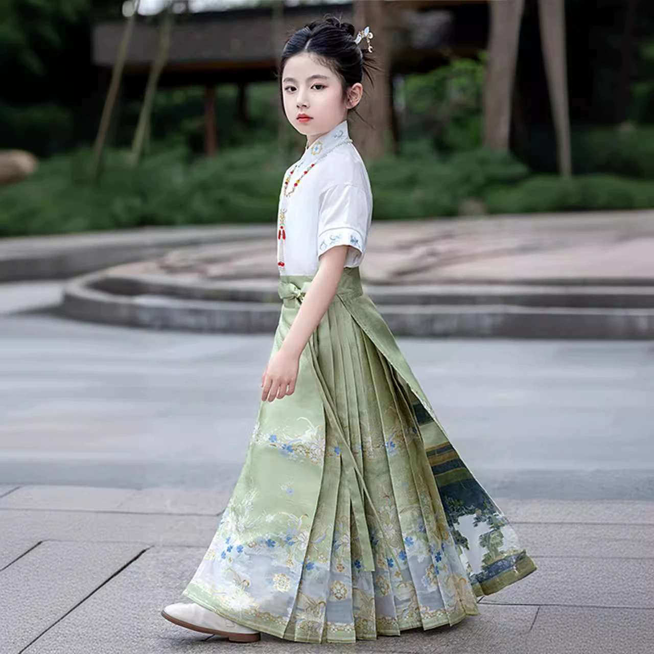 Свежая девушка юбка с конским лапшой летом