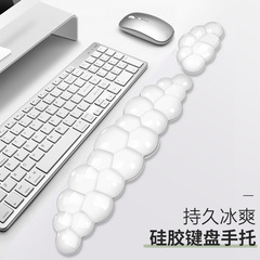 国境を越えた機械キーボードの手に透明なシリコン保護食器マット雲の冷たいキーボードの腕に食器マットのオフィスマウスマットがついている