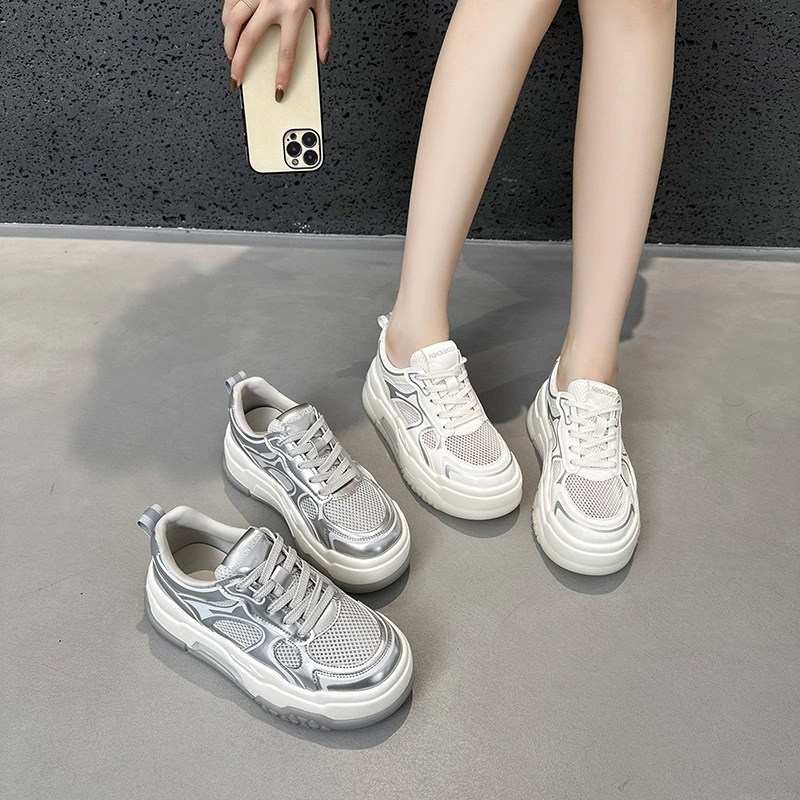 Летняя сетчатая маленькая белая обувь женская 2024 взрывная полая дышащая дикая толстая подошва для увеличения повседневной спортивной обуви