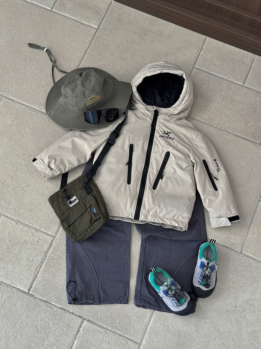 Otoño y invierno para niños ropa caliente a prueba de frío seda pluma ropa de niños hombres y mujeres ropa de asalto chaqueta con capuchón anti-temporada