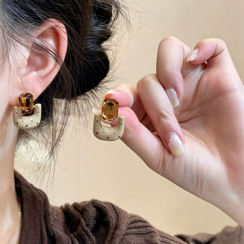 Designer geometric square earrings for women, oatmeal color, polka dot pattern, faux crystal, elegant, high-end, vintage, versatile earrings Designer geometric square earrings for women, oatmeal color, polka dot pattern, faux crystal, elegant, high-end, vintage, versatile earrings