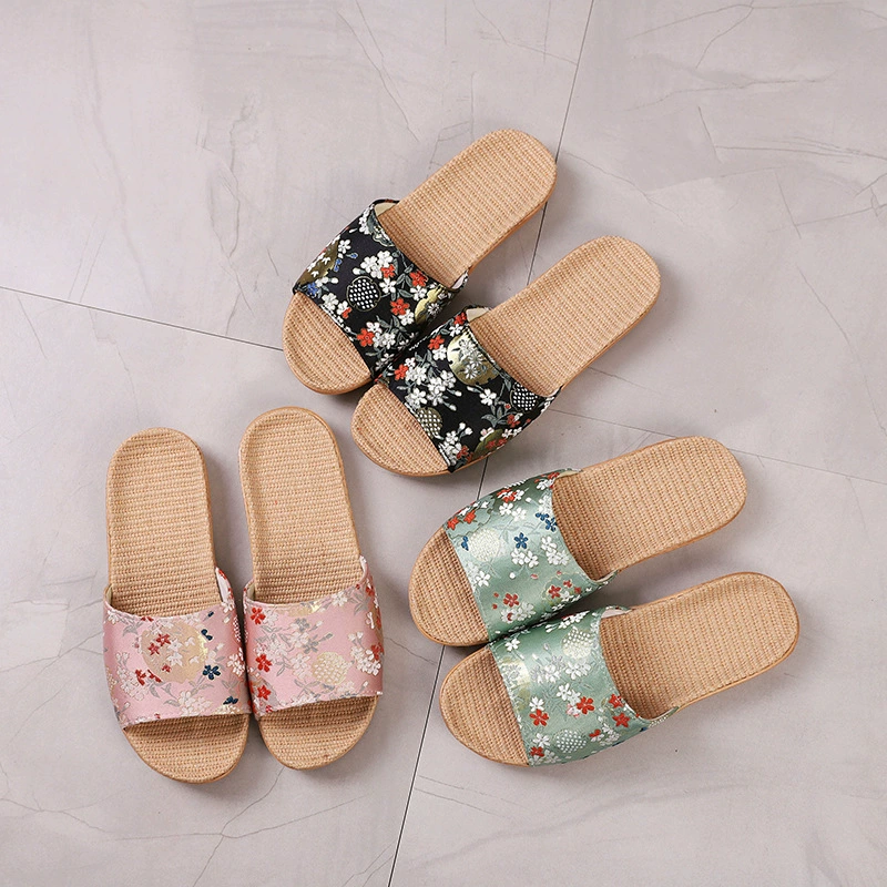 Льняные тапочки с вышивкой в национальном стиле