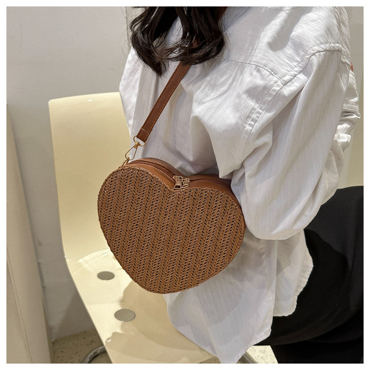 Women's Small Straw Solid Color Fashion Weave Heart-shaped Zipper Crossbody Bag display picture 5