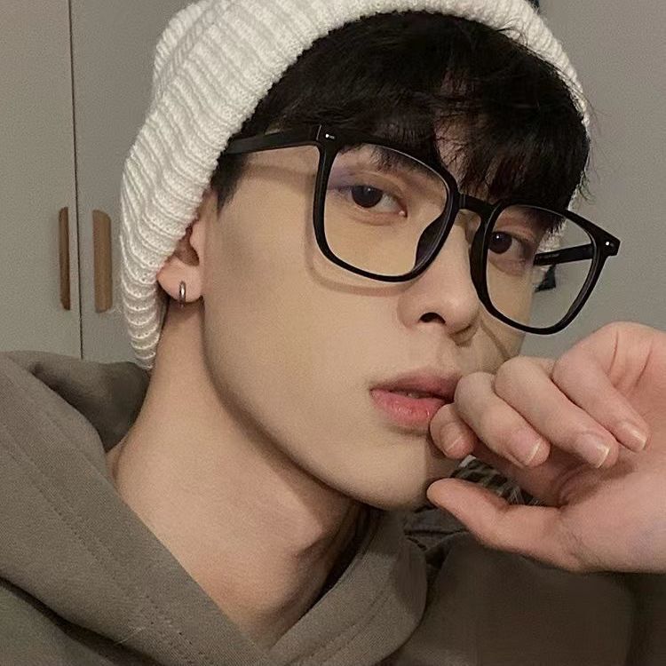 Trendy Tech-Savvy Men's Stylish Blue Light Blocking Glasses, New Protective Non-Prescription Glasses That Make the Face Look Smaller, Perfect for a Natural Look m