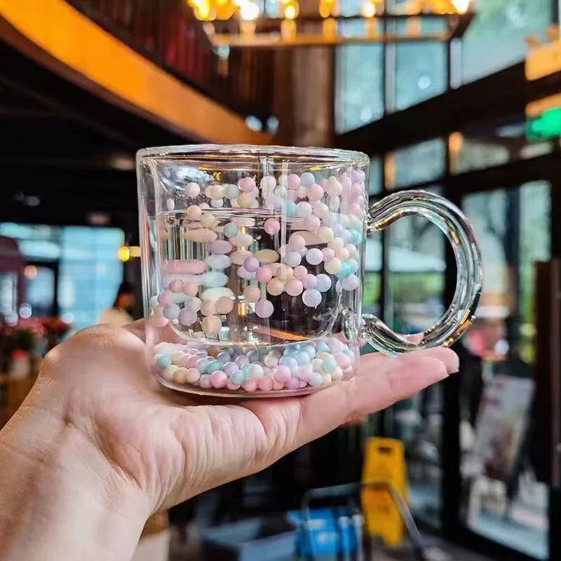 Taza de bolas de colores