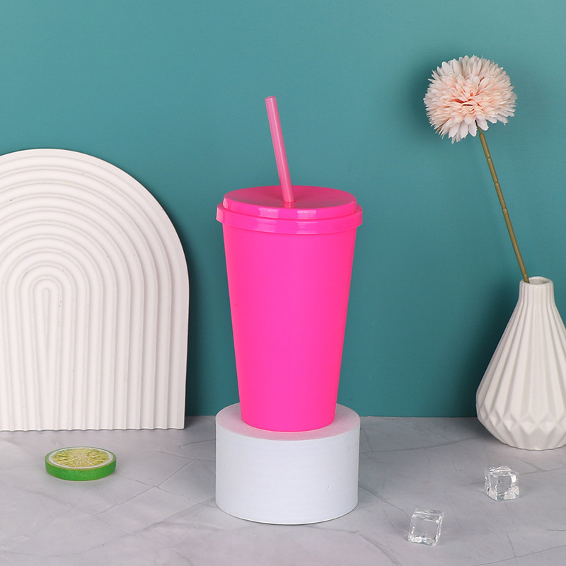Caramelo transfronterizo red de color rojo ventas calientes sin borde taza de paja de plástico americano con tapa taza de paja taza de agua mayorista