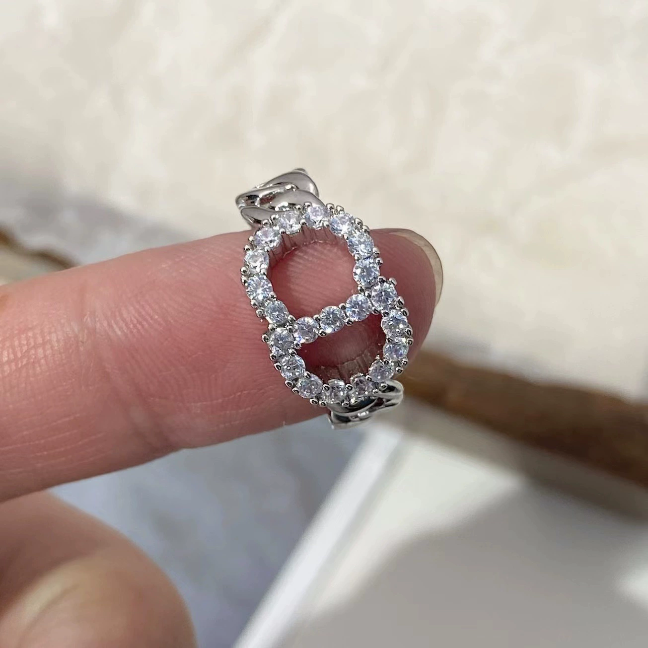 Adjustable ring, European style, diamond encrusted, light luxury style