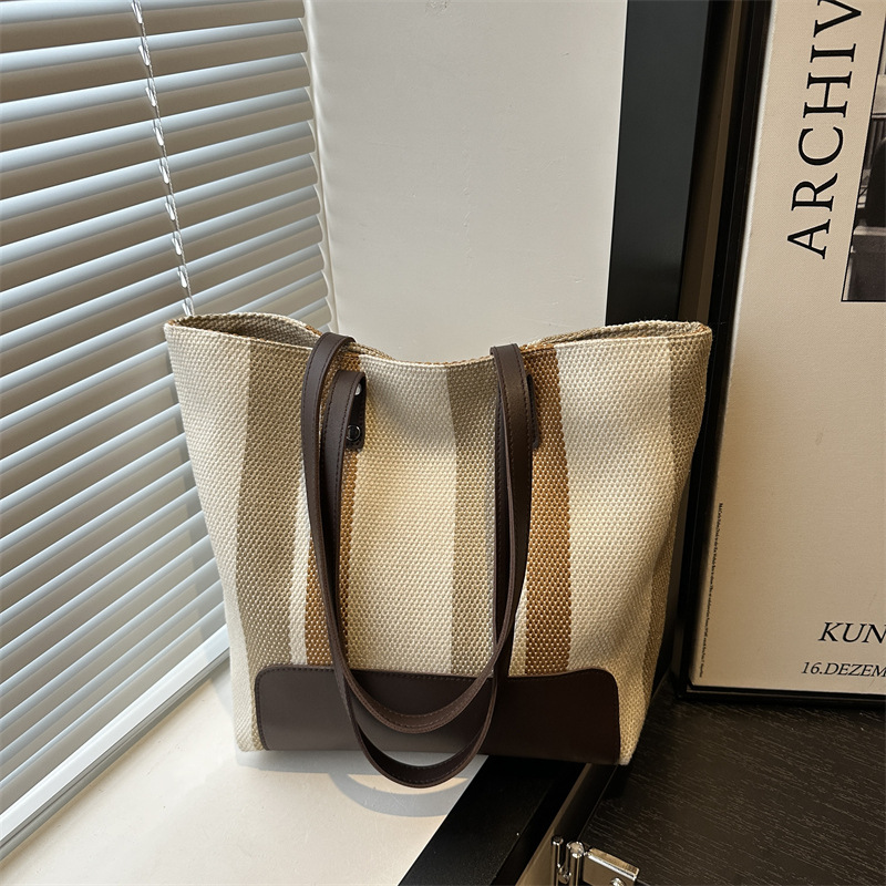 2024 otoño y invierno nuevo estilo versátil en el transporte de gran capacidad bolsas de hombro y brazo de este año populares bolsas de mano retro