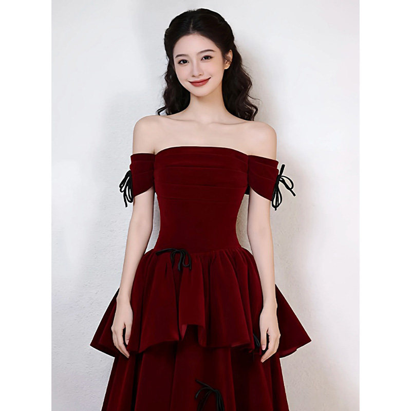 Đầm dạ hội nhung đỏ rượu vang cổ yếm, tay dài, dáng ôm body, phong cách công chúa sang trọng — Đỏ rượu