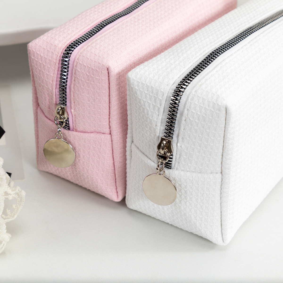 Fabricantes transfronterizos nuevos waffle bolsas de maquillaje de gran capacidad bolsas portátiles cuadradas de color sólido bolsas de lavado de viaje de damas image 4