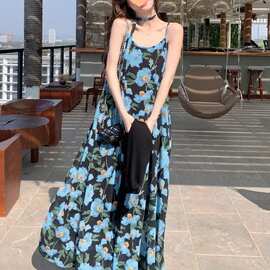 海边度假蓝色碎花吊带连衣裙女2026春夏针织衫气质雪纺沙滩裙涤纶
