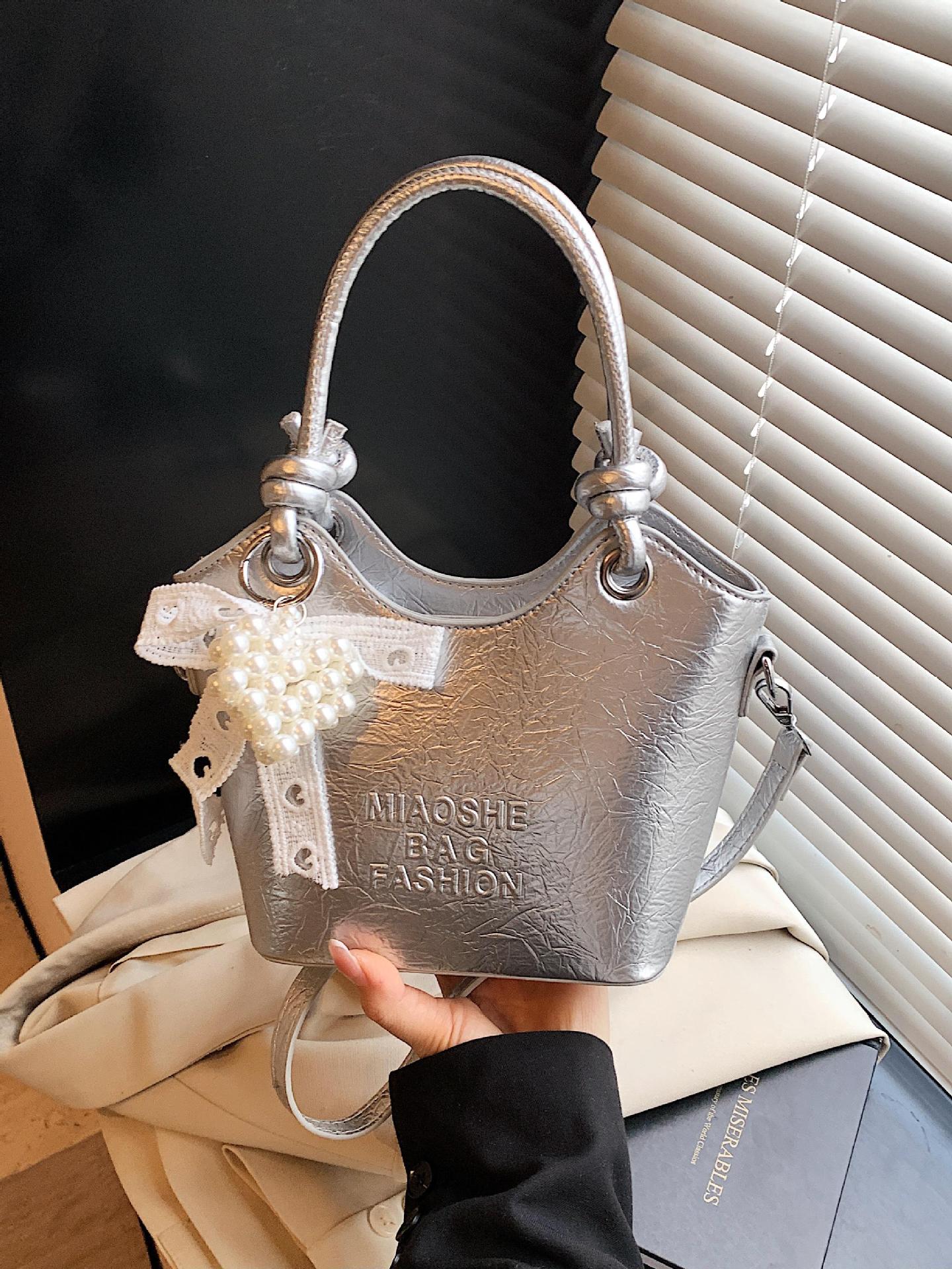 Bolso de mano de estilo occidental de ocio para mujer 2025 nuevo producto de moda de cercanías bolso de mensajero de un solo hombro de todo fósforo bolso de cubo de cuero de cera de aceite
