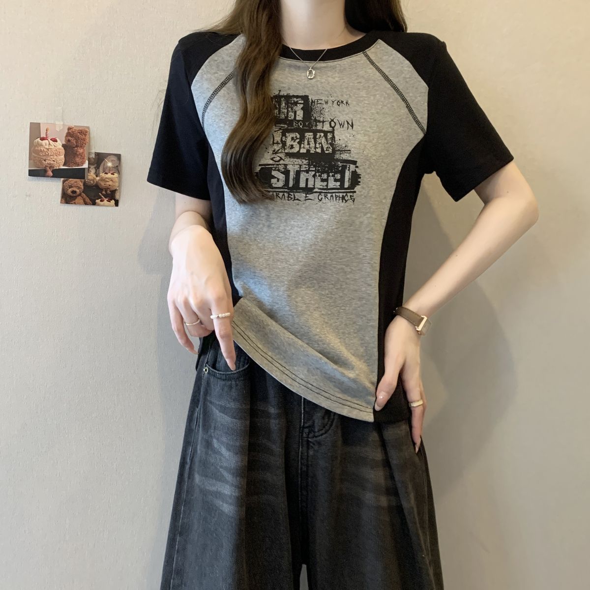 Camiseta de manga corta de color de contraste de costura de mm de gran tamaño para mujer verano 2024 nuevo estilo suelto que cubre el vientre para mostrar letras delgadas para mujer image 3