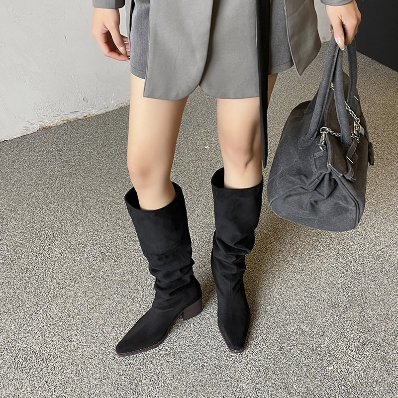 Bốt nữ cao cổ gót chunky mũi vuông, ống rộng xếp nếp phong cách Tây, gót 6–8 cm — quần kaki, đen