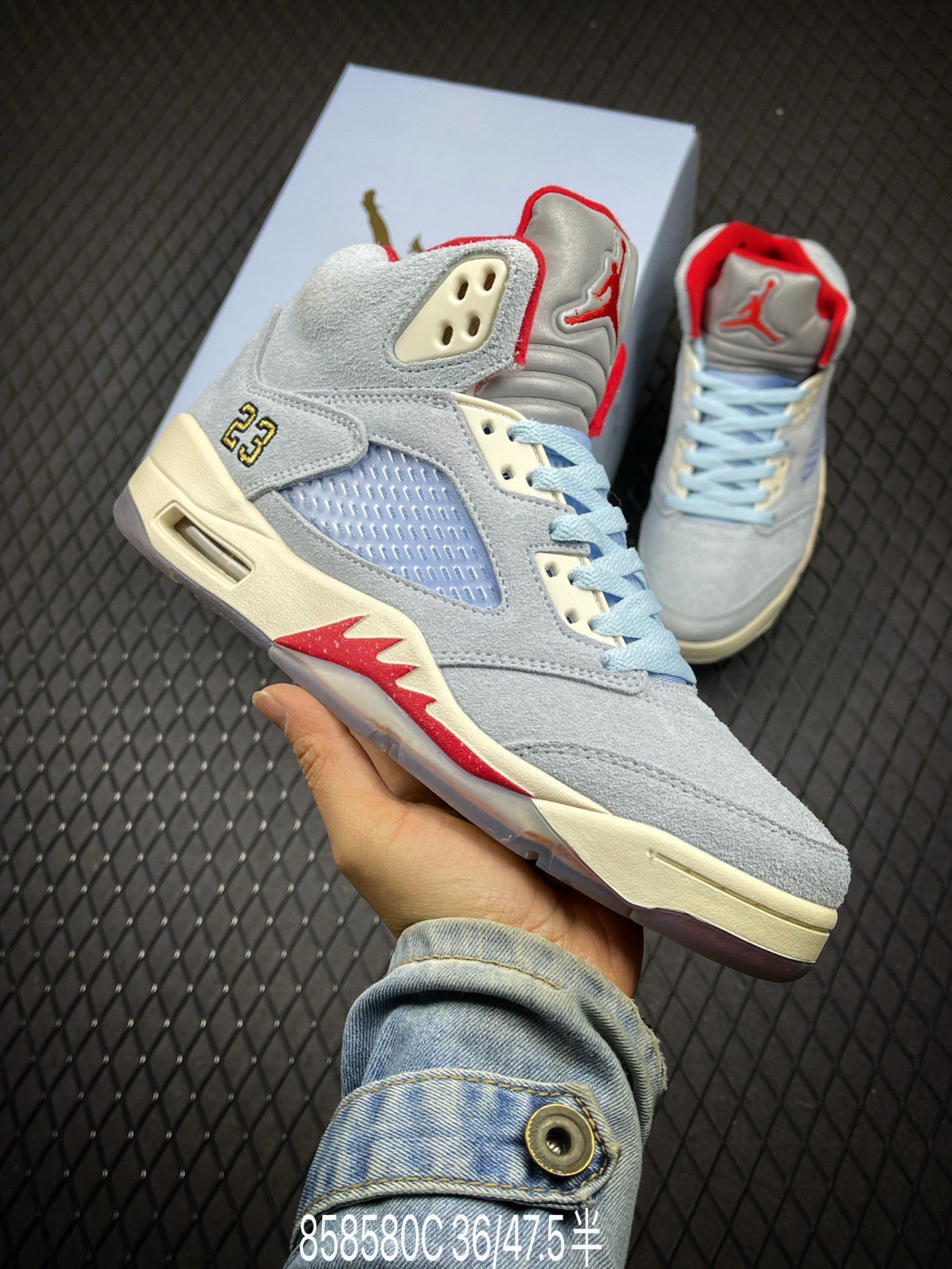 2025 nuevo color AJ5 negro y blanco flujo de arce de batalla real de alto rendimiento retro versátil zapatos deportivos de baloncesto masculino y femenino 3D vertical