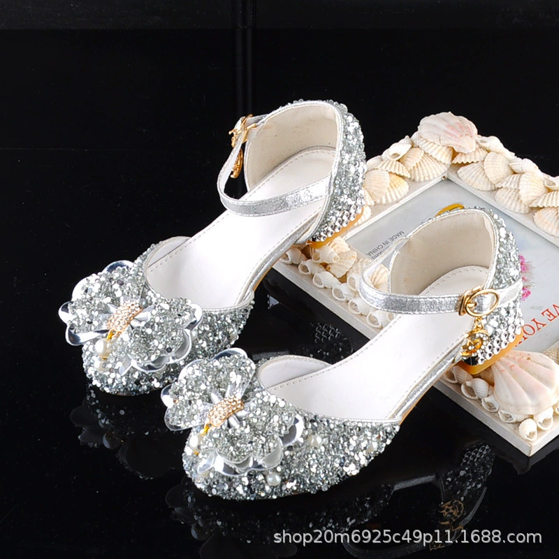 Детские туфли со стразами, весенне-осенние Серебристые туфли для девочек на высоком каблуке с мягкой подошвой, с закрытым носком, детские туфли принцессы в наличии