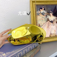 金色のアクリルが輝く金属感隕石の箱の貝殻の雲の宴会の明るい顔の水餃子の手は斜めに持って小包を掛けます。