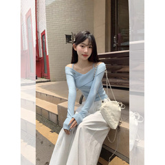 青い肩を出して首のニットの女性の秋冬の修身の純粋な欲の風のデザイン感のセーターの底のシャツの上着のデザイン感を掛けます。